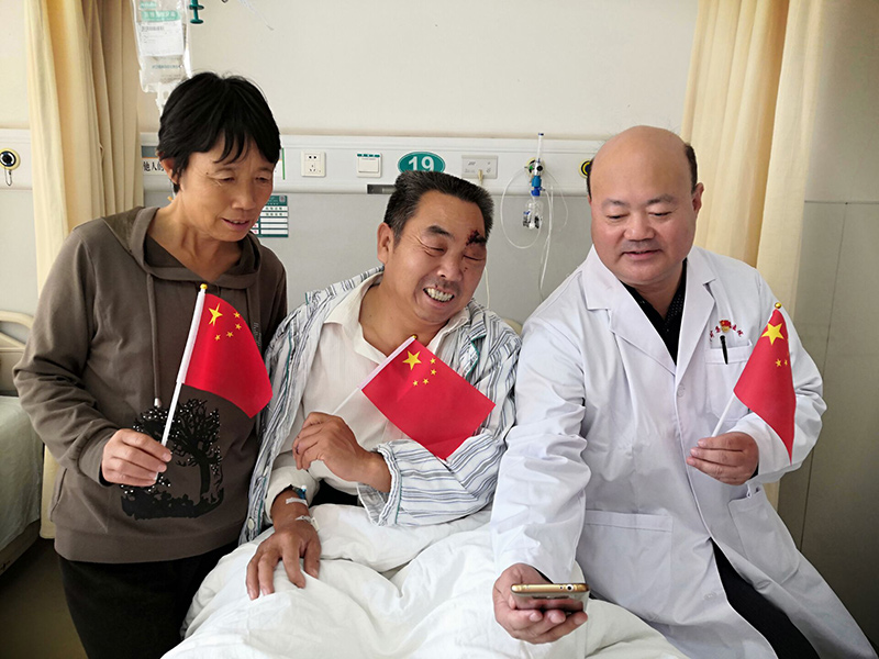 17 10月1日，，华北医疗邢矿总医院外科二病区主任朱金华下夜班后与患者、眷属配合寓目开国70年庆祝大会。。。。贝贝摄.jpg